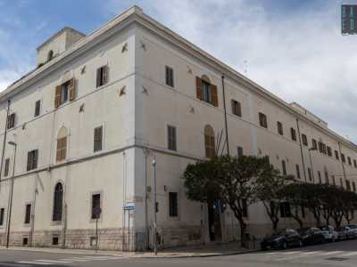 Ed � proprio qui che si staglia l�ex ospedale militare (soprannominato il "Bebbone"), il primo a essere costruito fuori dalle mura del centro storico